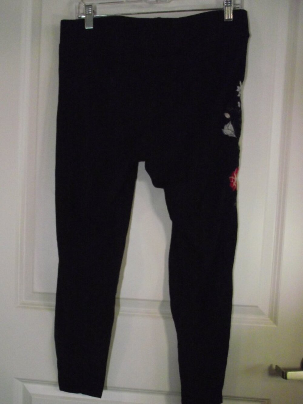 WOMENS sz 2 torrid BLACK CAPRI LEGGINGS